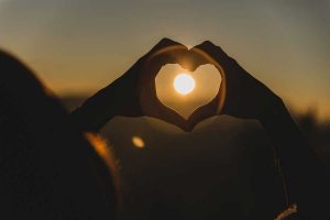 Inilah 5 Bahasa Cinta Pasangan Yang Harus Ayah Bunda Tahu !