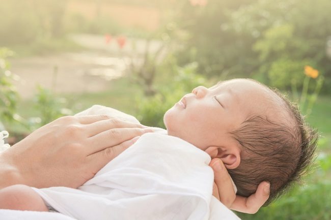 Inilah 6 Cara Menjemur Bayi Yang Betul Bunda